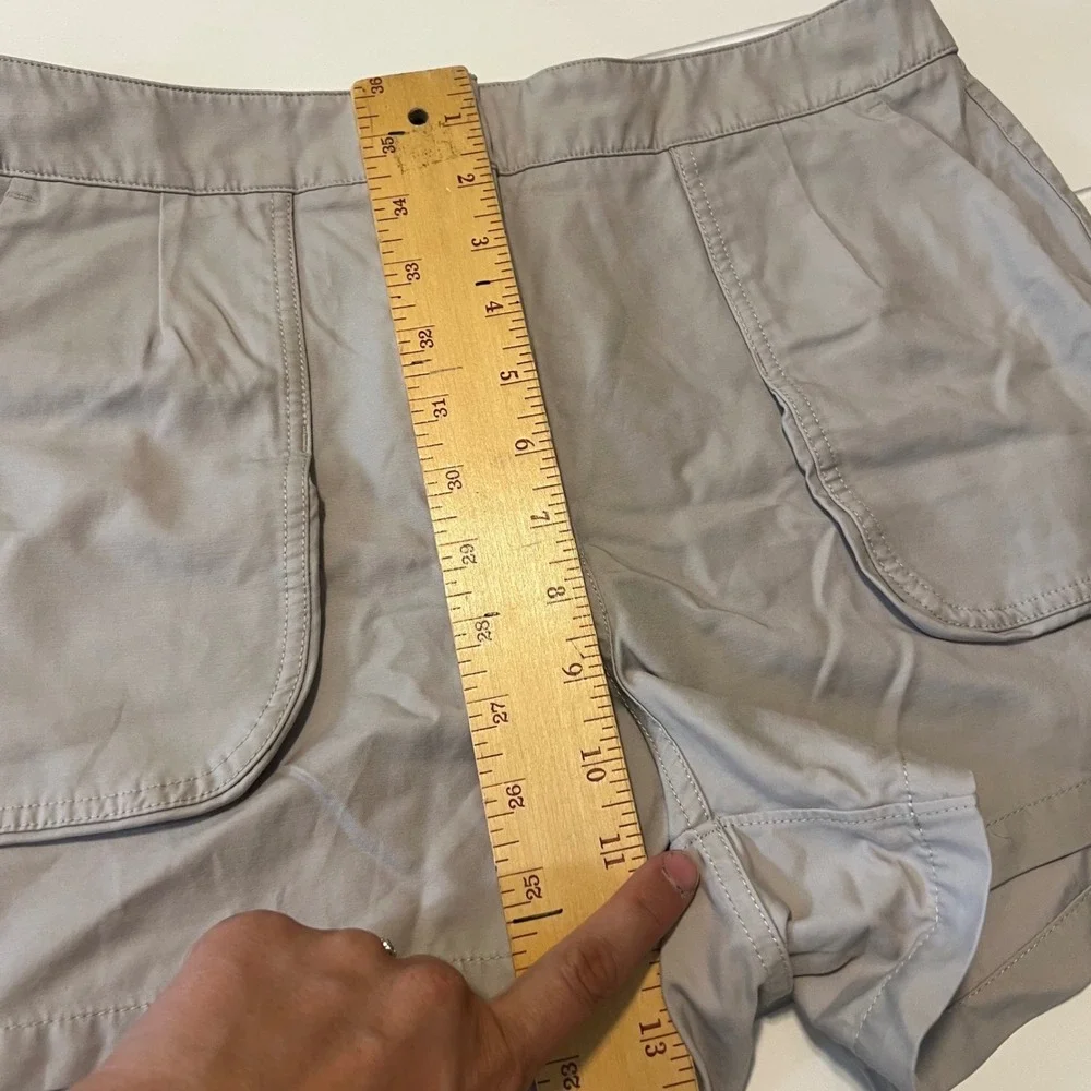 Lululemon Athletica Gray Utility Hiking Shorts Women Size 8 Patch Pockets